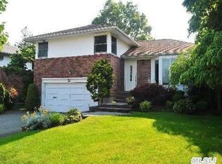 10 Hollywood Dr, Plainview, NY 11803