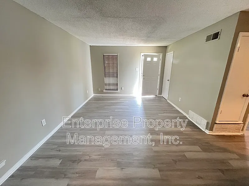 3 bed, 2.0 bath, 1060 sqft, $1,250 — Photo 3