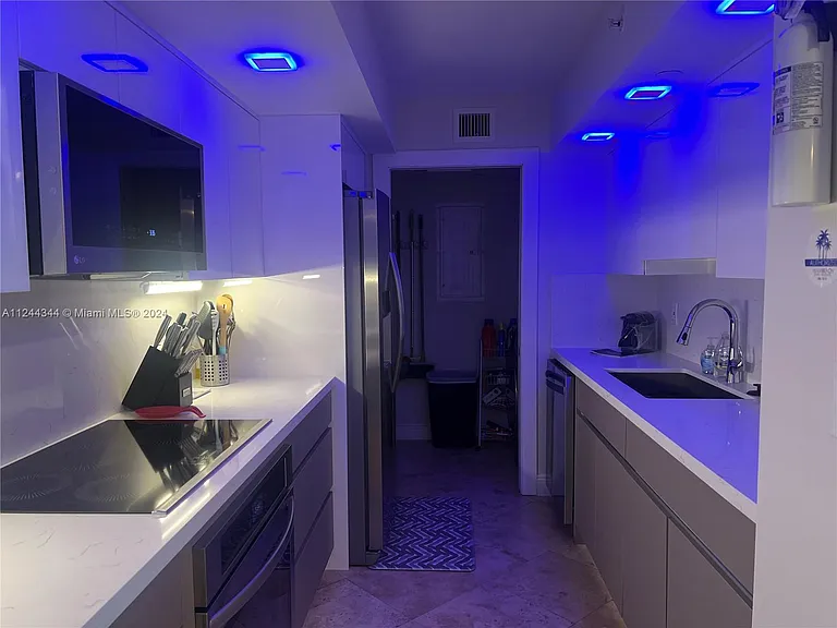 6917 Collins Ave #809 — Photo 7