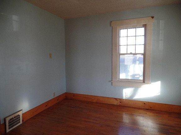 2nd image of 2447 SE Maryland Ave