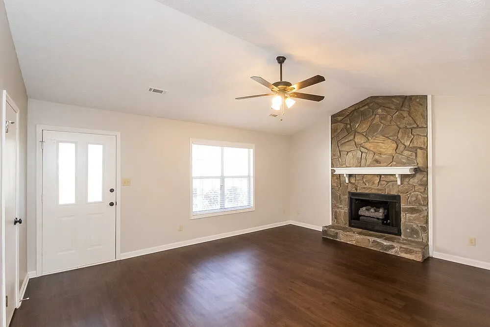 3 bed, 2.0 bath, 1414 sqft, $1,785 — Photo 2