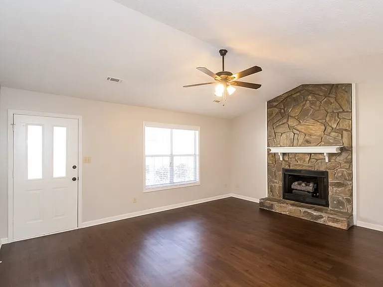 470 Rosehill Dr — Photo 2