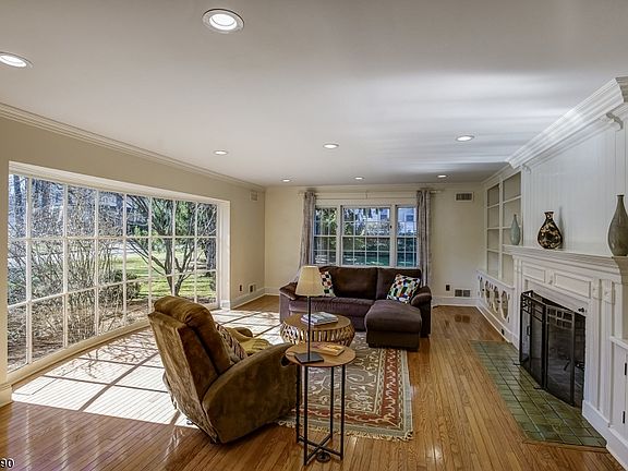 2nd image of 361 Warwick Ave