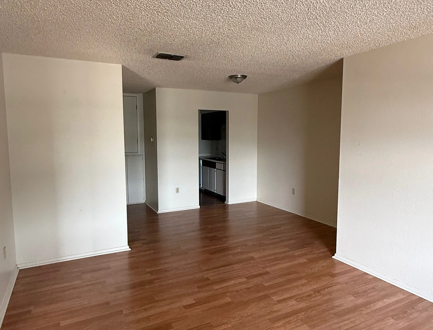 2 bed, 1.5 bath, 900 sqft, $950 — Photo 2