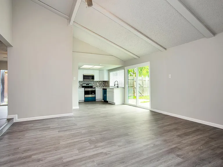 810 Ravencroft Dr — Photo 11