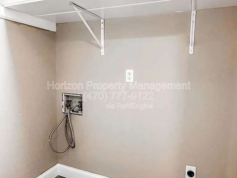 233 Goshen Ln — Photo 9