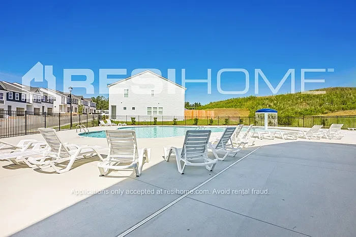 3 bed, 2.5 bath, 1467 sqft, $1,899 — Photo 2
