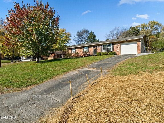 2nd image of 2905 Gordon Pl