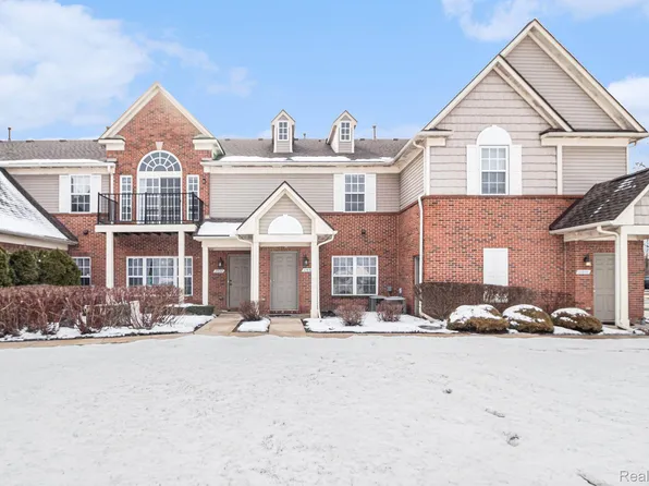 27636 Hidden Oaks Dr, Brownstown, MI 48183