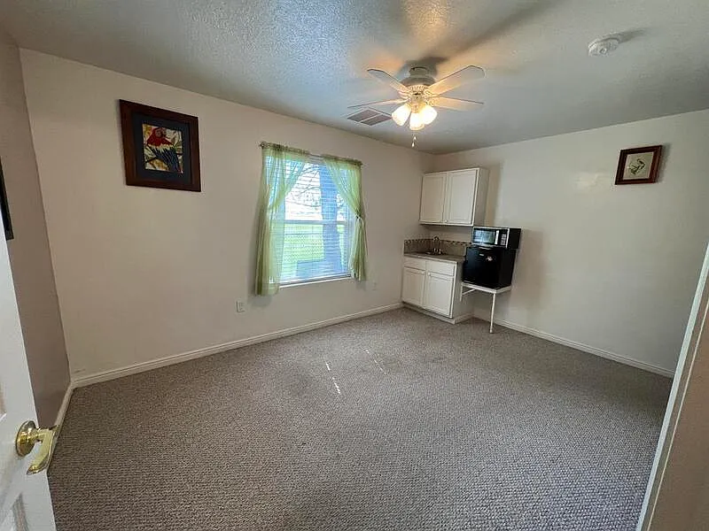 Studio, 1.0 bath, $650 — Photo 3