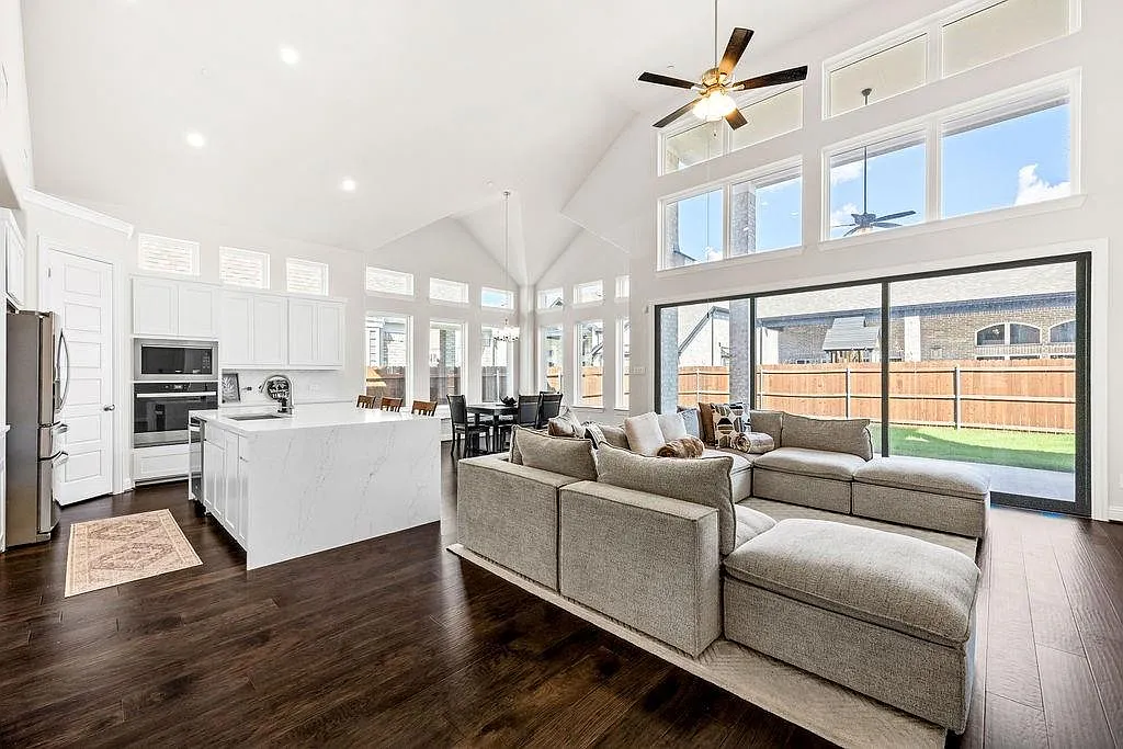 4 bed, 3836 sqft, $4,000 — Photo 3