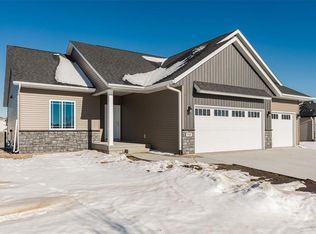 918 Crescent View Dr NE, Cedar Rapids, IA 52402