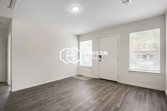 3 bed, 1.0 bath, 674 sqft, $1,149 — Photo 3