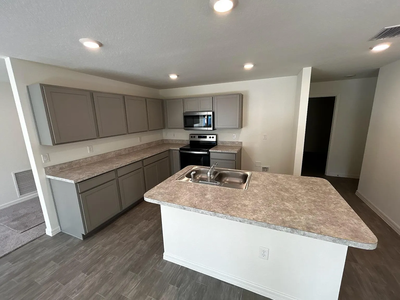 4 bed, 2134 sqft, $2,300 — Photo 4
