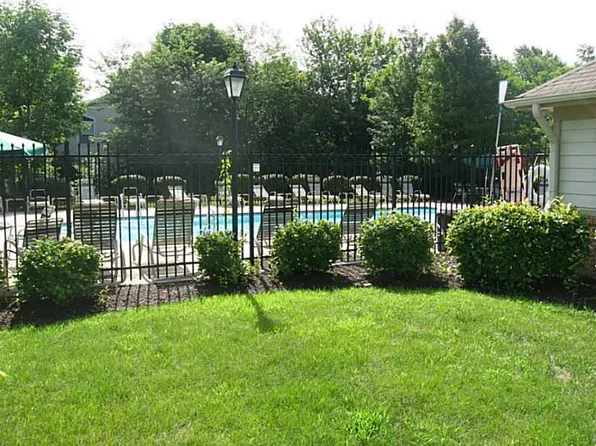 8950 Hunters Creek Dr, Indianapolis, IN 46227