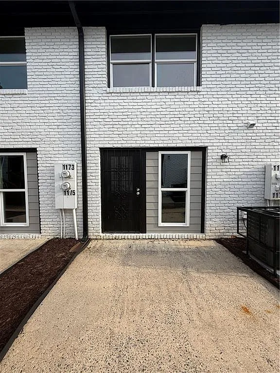 2 bed, 1.5 bath, 1050 sqft, $1,250 — Photo 2