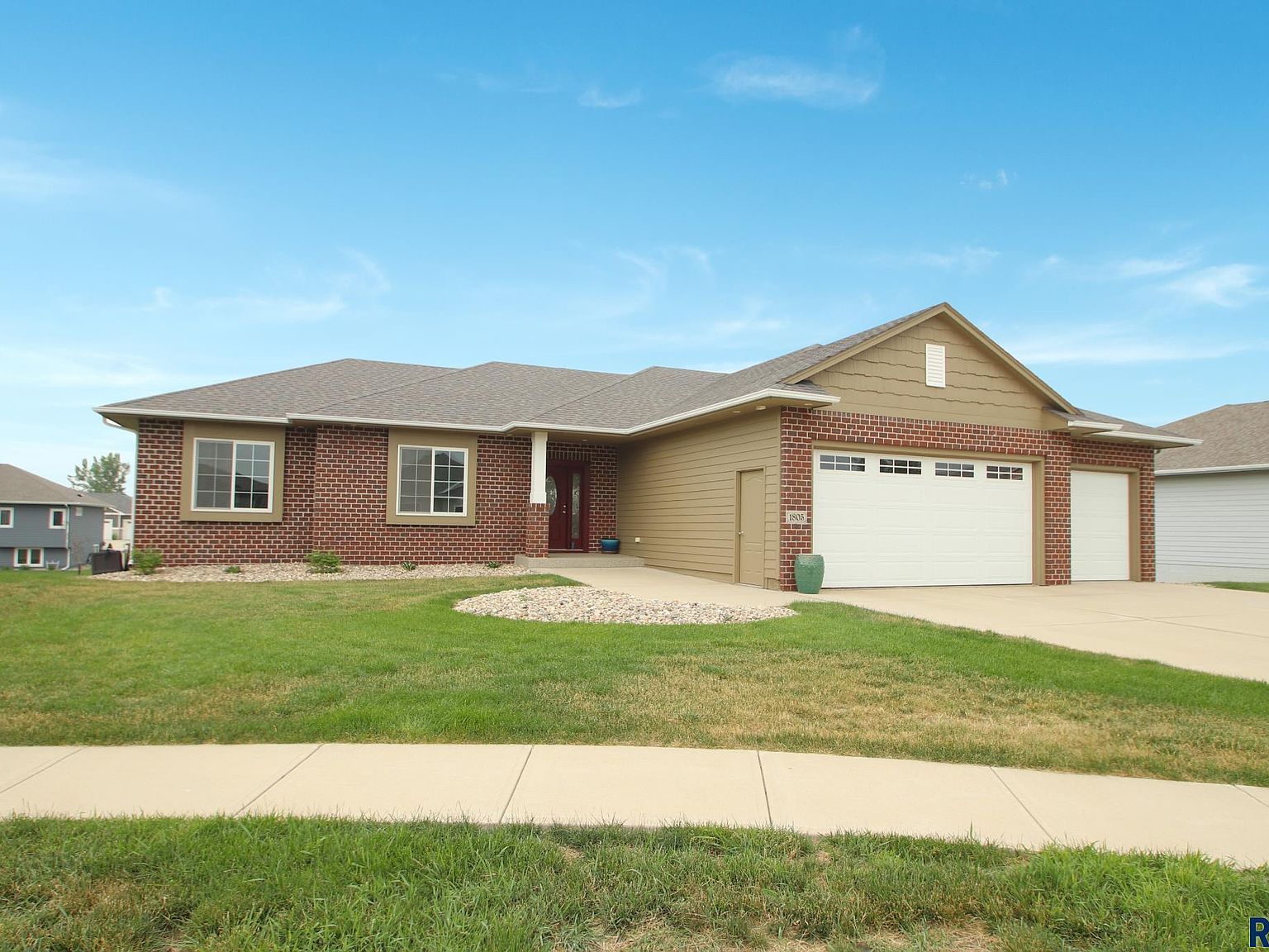 1805 W Parkwood Cir, Sioux Falls, SD 57108 | MLS #22304021 | Zillow