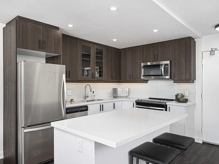 2465 Hurontario St — Photo 8