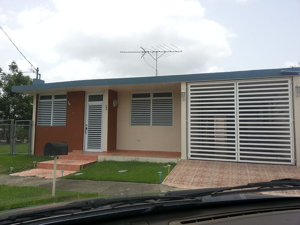 Front view of the House / Frente residencia