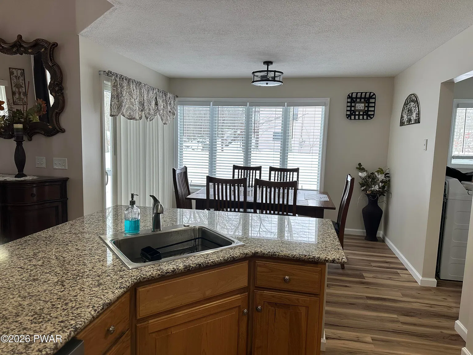 3 bed, 1691 sqft, $4,400 — Photo 2