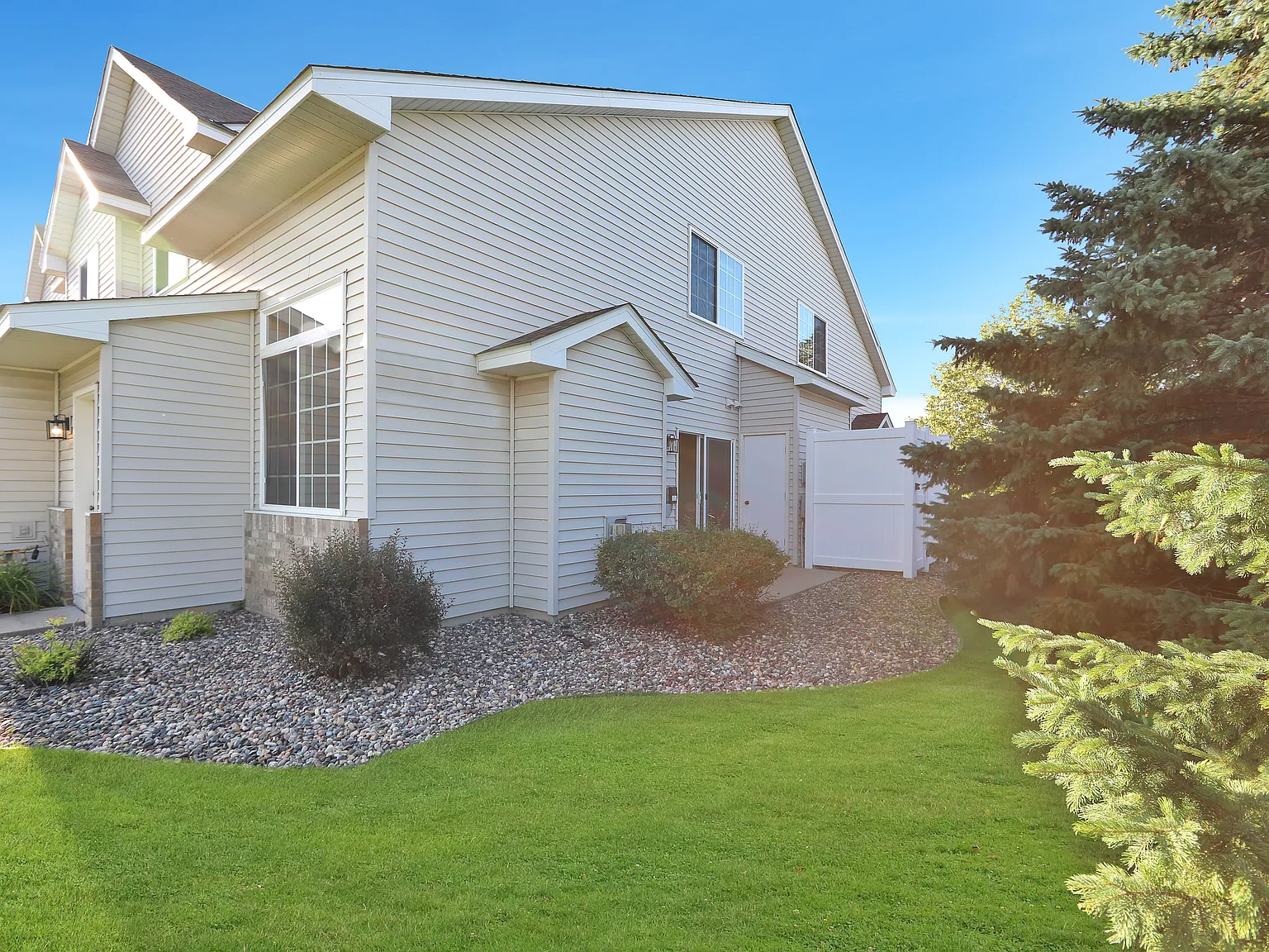 End-unit 2BR+loft/2BA town home! Pets OK! — Photo 4