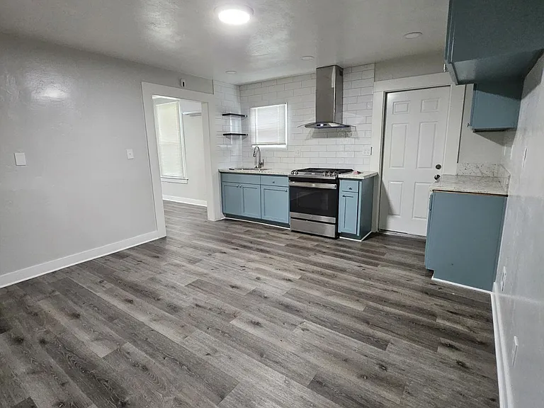 301 E Myrtle St — Photo 8