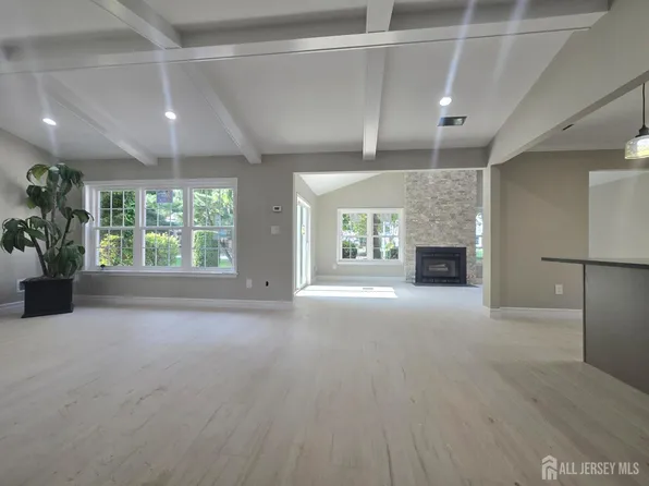 7 Ventnor Dr, Monroe Township, NJ 08831