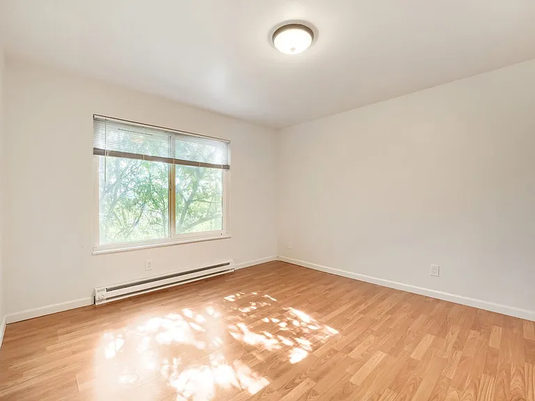 Catalina Apartments — Photo 11
