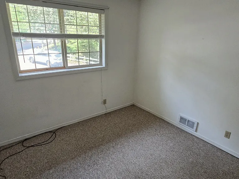 530 NW Carolyn Ln — Photo 20