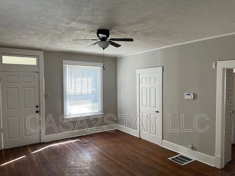 3 bed, 2.0 bath, $1,095 — Photo 3
