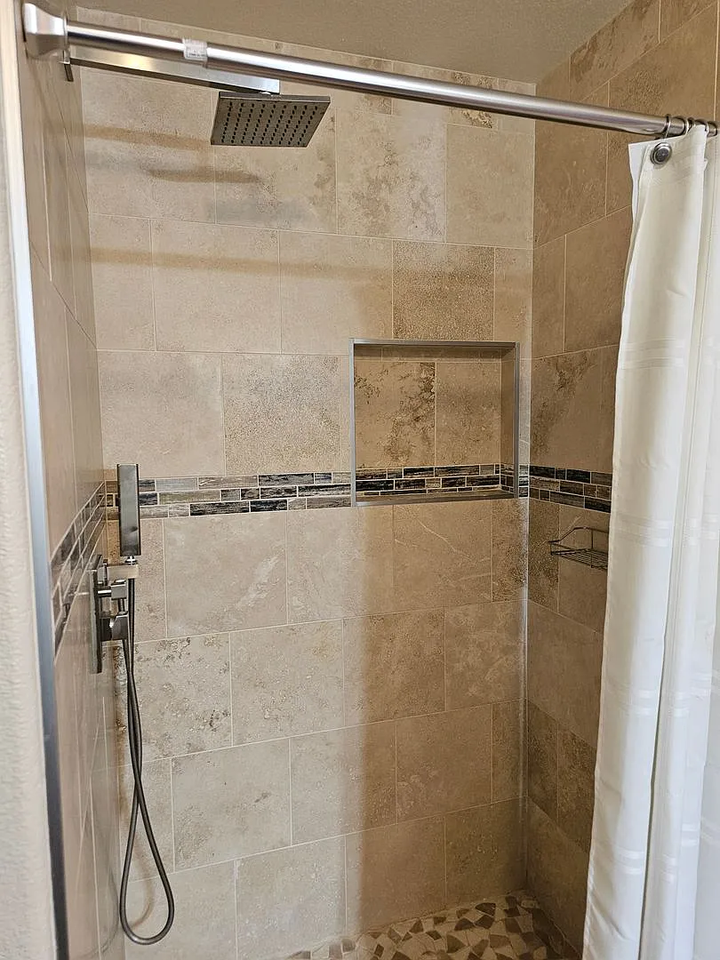 Spacious 5 bd room 2.5 bathroom home — Photo 3