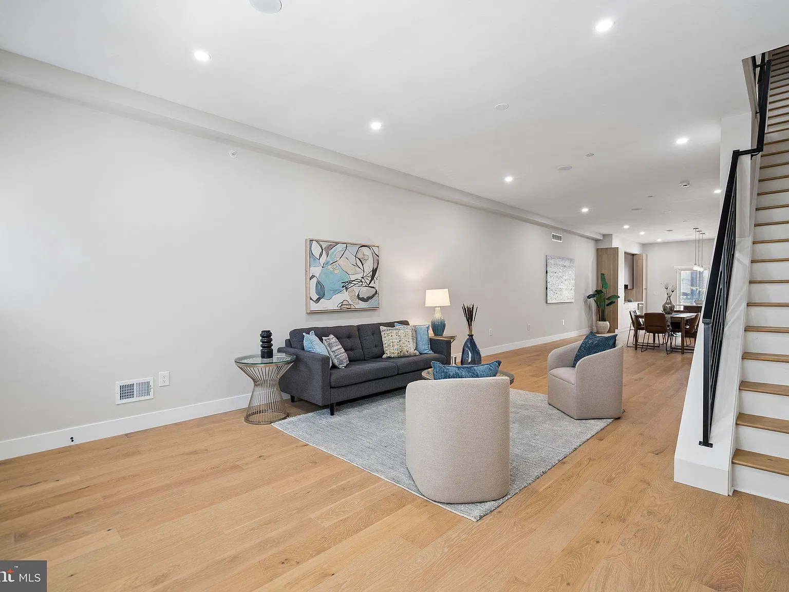 4 bed, 3.5 bath, 3700 sqft, $3,500 — Photo 2