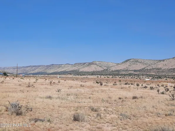 54212 N Larkspur Ln, Seligman, AZ 86337