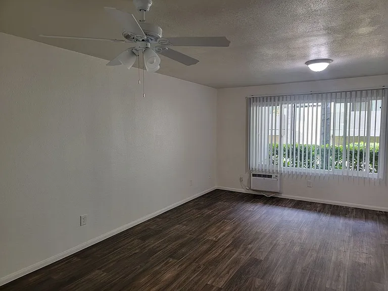 527 E Washington Ave — Photo 4