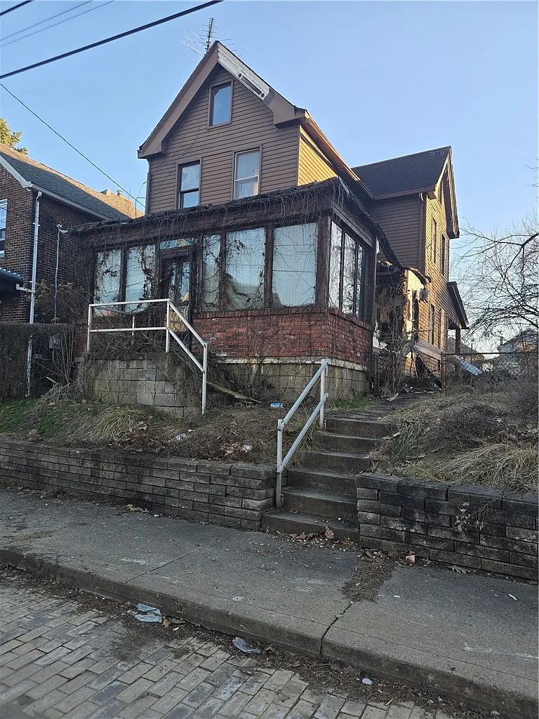 106 Peter St photo 1