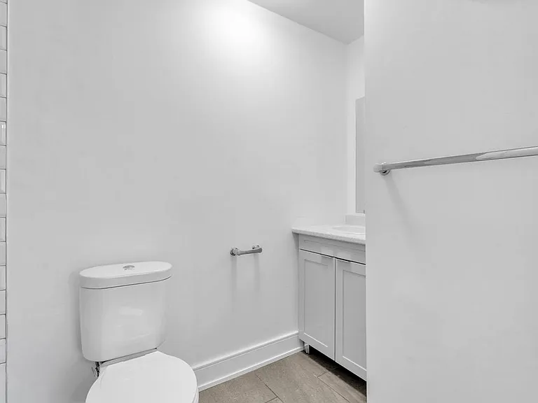 371 Yonge St — Photo 15