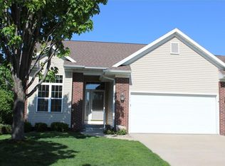 75 Ridgewood Dr, Hiawatha, IA 52233