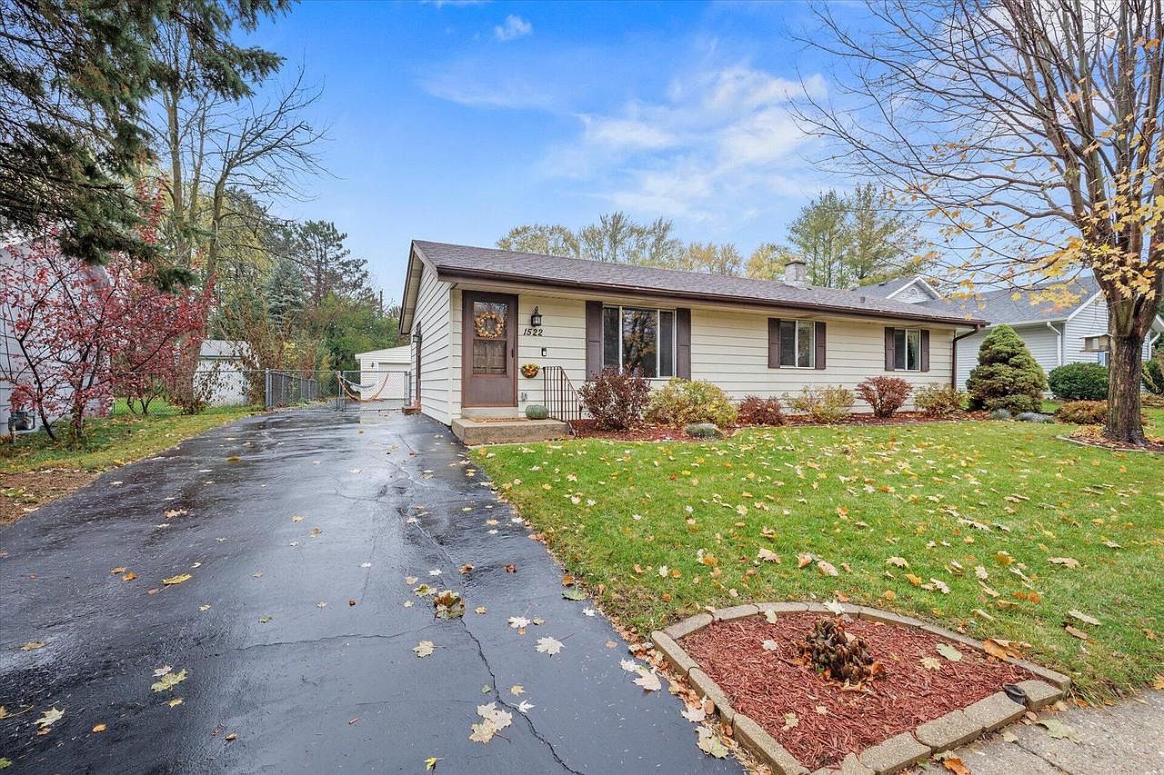 1522 Chestnut LANE, Waukesha, WI 53189 Zillow