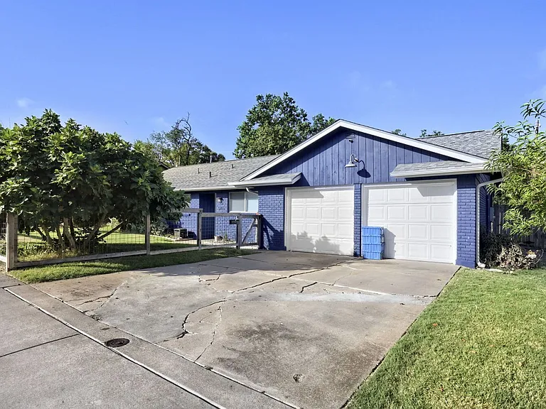 5716 Wellington Dr — Photo 2