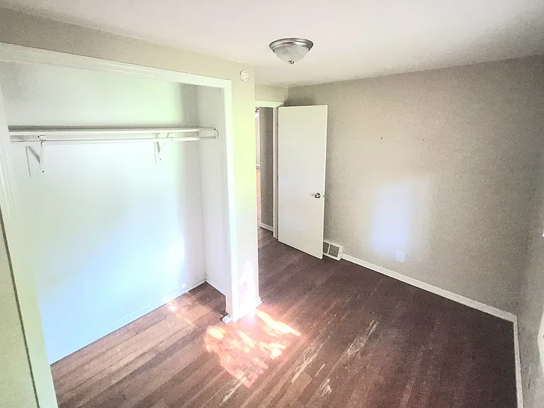 240 36th Ave N — Photo 3