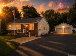 839 E Maple St, Holly, MI 48442