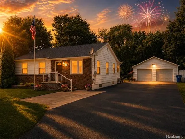 839 E Maple St, Holly, MI 48442