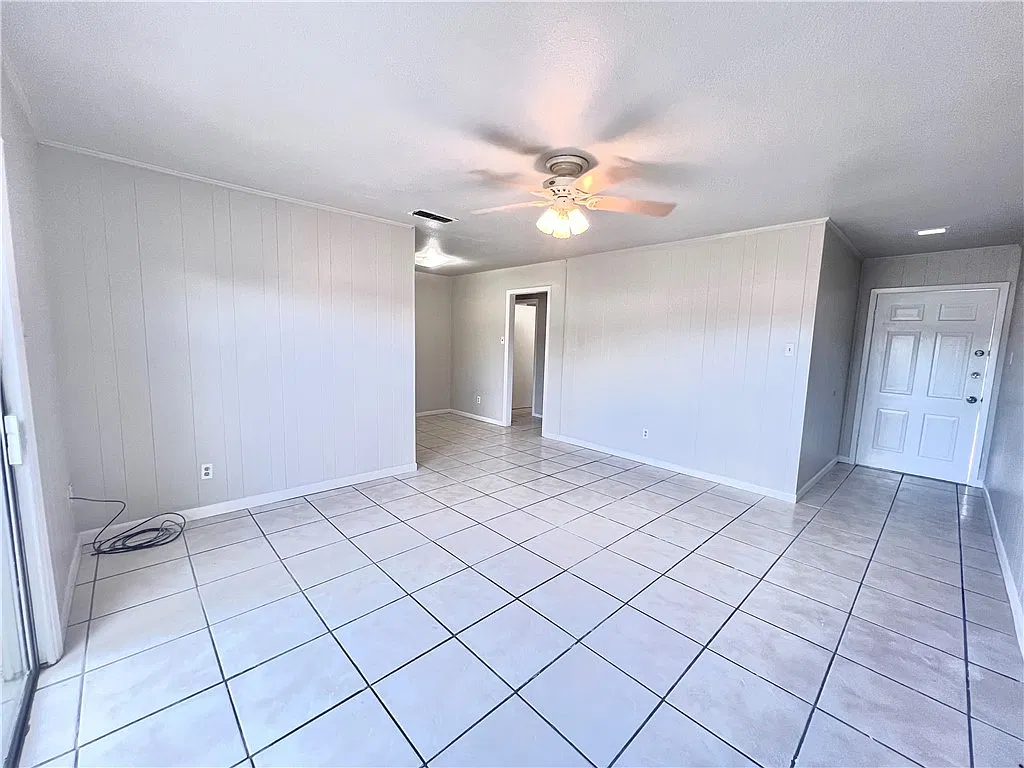 3 bed, 2.0 bath, 1054 sqft, $1,400 — Photo 3