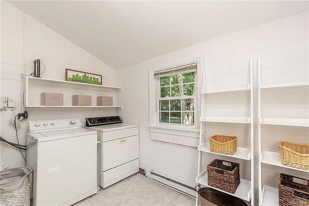 Laundry, 2 year old - 3016 Kenwood Ave