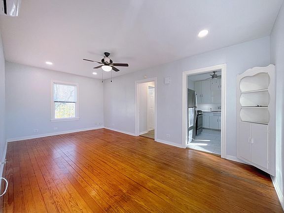 Very comfortable and functional living room and kitchen layout