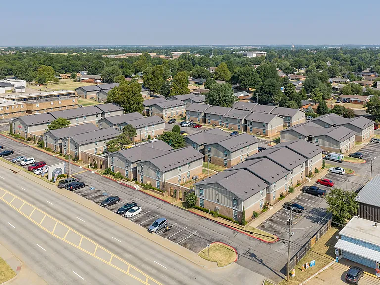 Yukon Heights Apartments — Photo 8