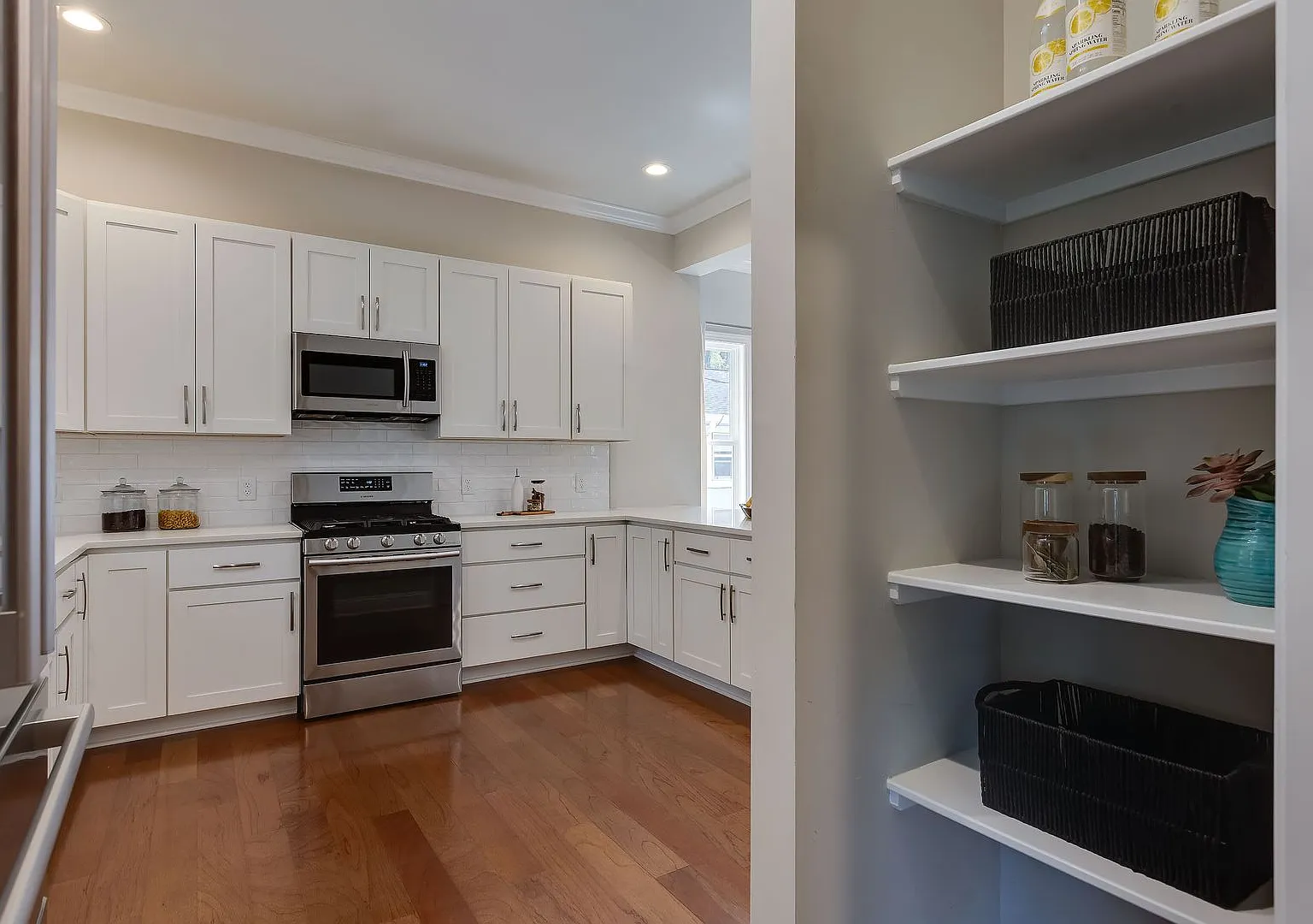 Price Drop! Spacious Beautiful 5 Bedrooms House With A Fenced-In Backyard In A Cul-de-Sac — Photo 4