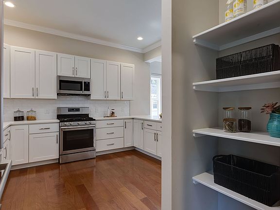 4th image of 607 Lee St