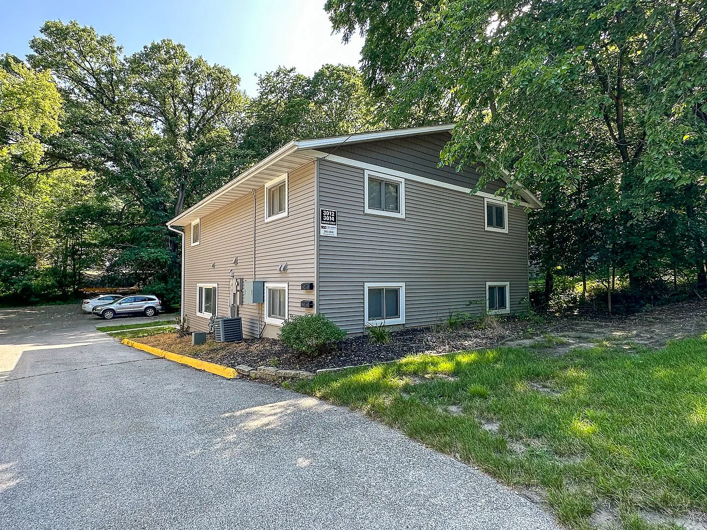 3012 Oakland St — Photo 1