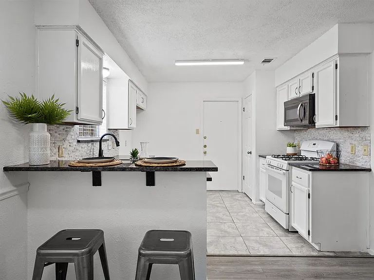 701 Riverwood Dr — Photo 13